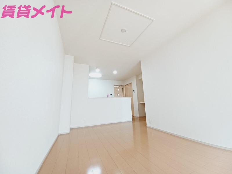 居室・リビング　同型、反転タイプの部屋写真です。