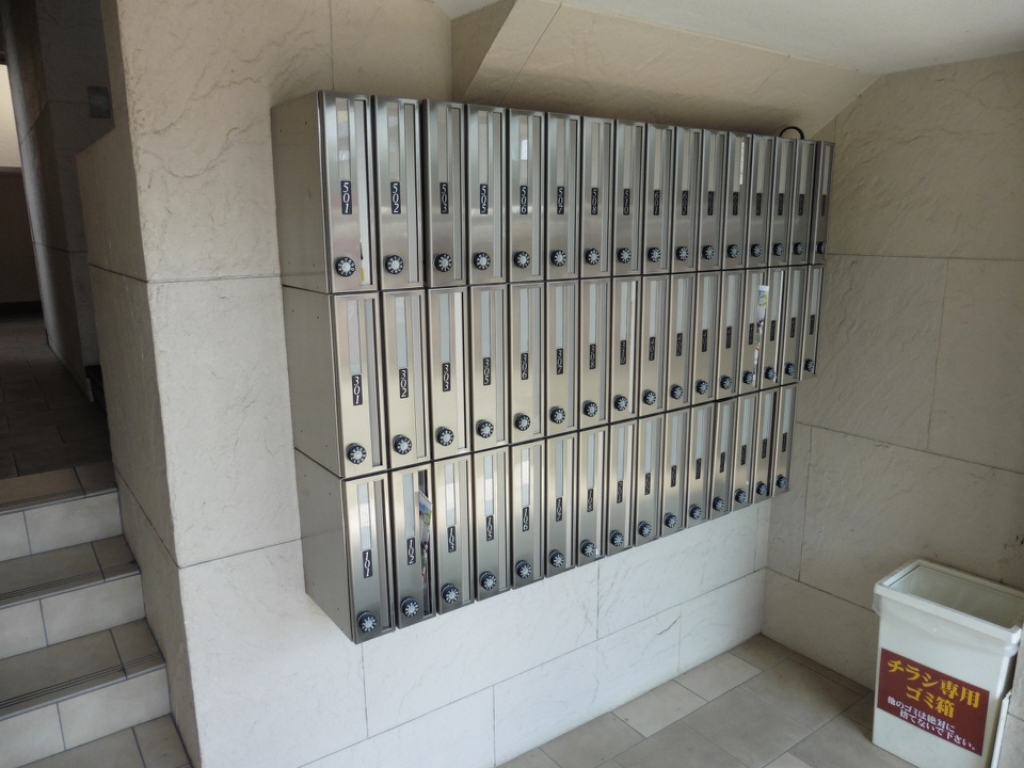 エントランス　郵便ポスト