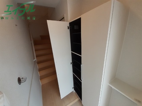 玄関　同型部屋写真です。