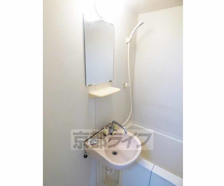 洗面設備　綺麗な洗面台です。