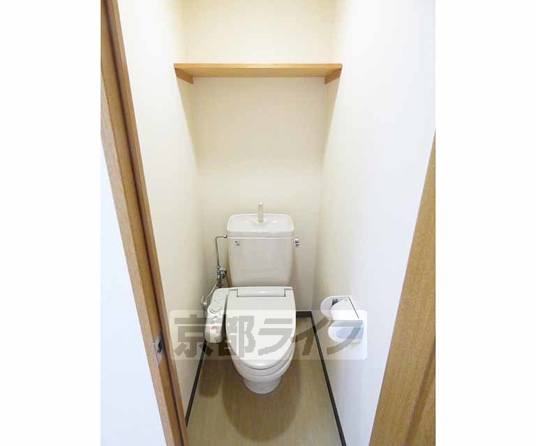 トイレ　温水洗浄機付です。