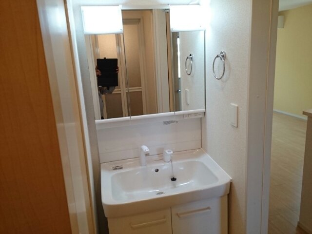 洗面設備　明るい洗面所です