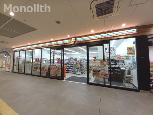 コンビニ　セブンイレブン 泉北高速泉ケ丘駅店（コンビニ）まで653m