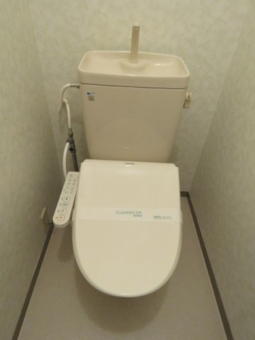 トイレ　別号室の内装写真となる為現況有姿となります。