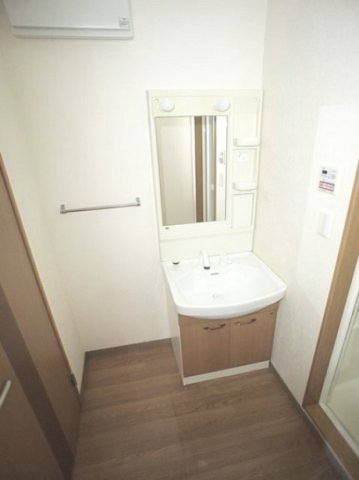 洗面設備　洗髪洗面化粧台付きです。