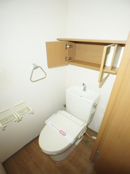 トイレ　便利な収納棚、温水洗浄暖房便座機能付きです。