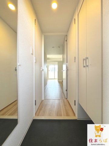 玄関　「気になったら、LINEで気軽に相談できますよ。」