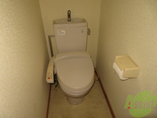 トイレ　ウォシュレット機能がついたトイレです。安心して使用できますね
