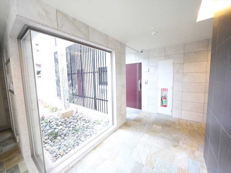 エントランス　エントランス　オートロック　宅配ＢＯＸ　防犯カメラ