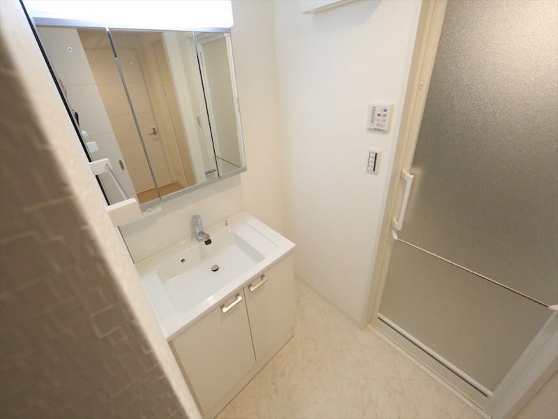 洗面設備　脱衣所　独立洗面台（シャンプードレッサー付）収納スペース有