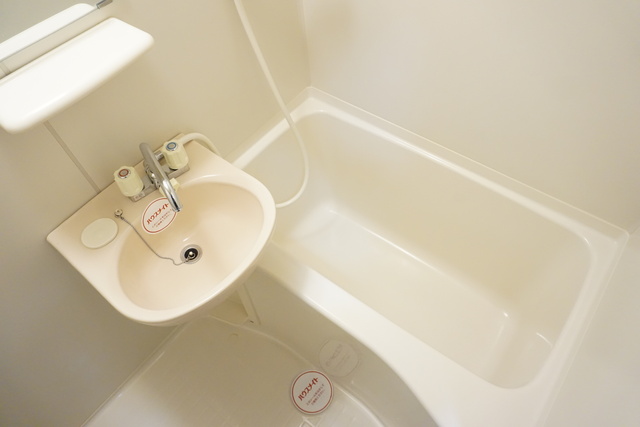 バス・シャワールーム　洗面ボウル付きバスルーム