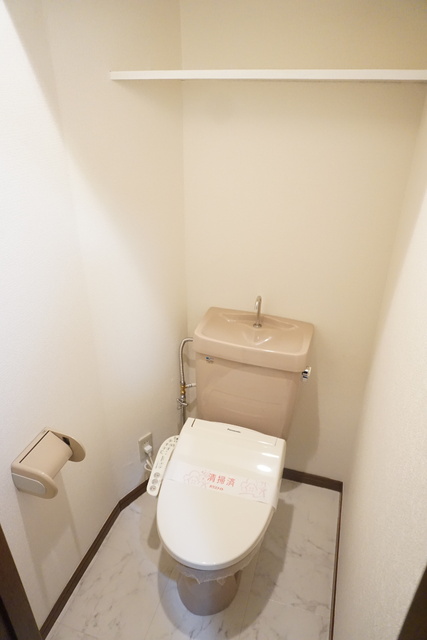 トイレ　清潔な洗浄機能付きのトイレ