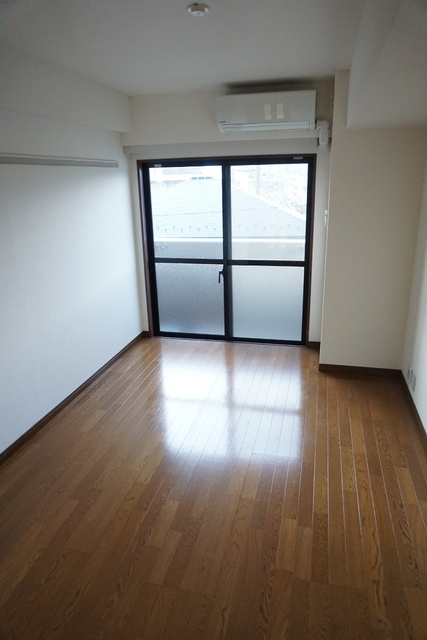 居室・リビング　エアコンと収納付きの洋室７帖