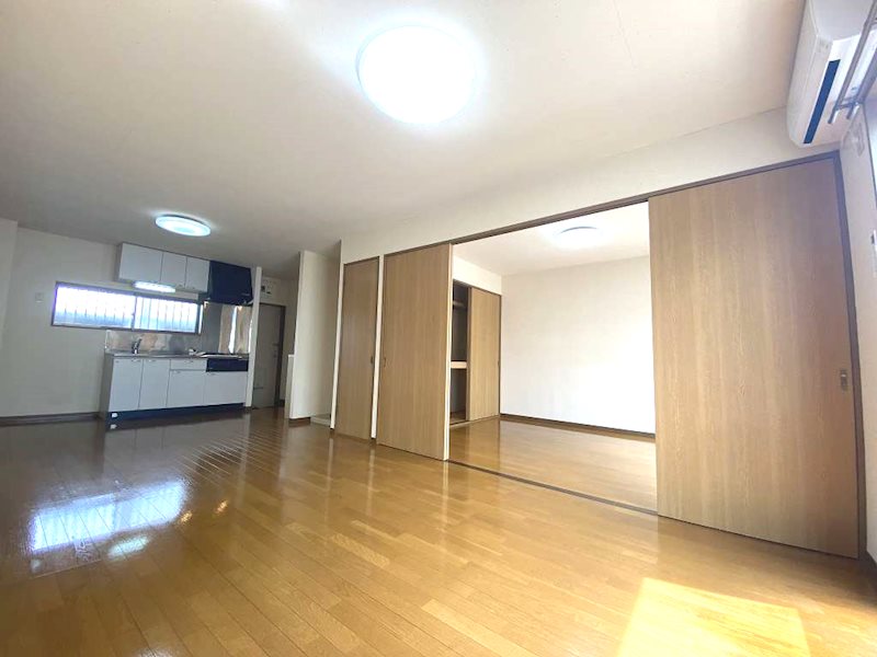 居室・リビング　12帖のLDK(同間取り別室参考写真・居室照明は残置物となり