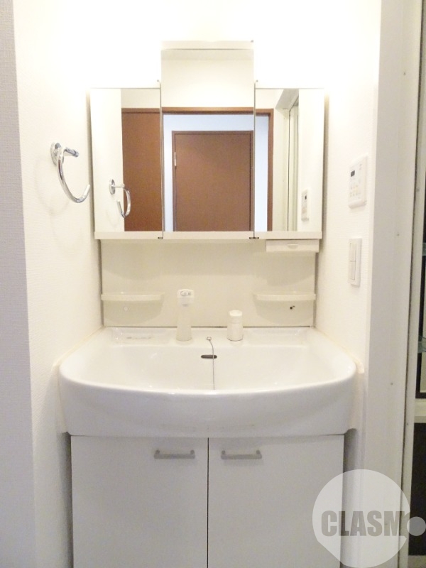 洗面設備　鏡を開くと収納があります♪