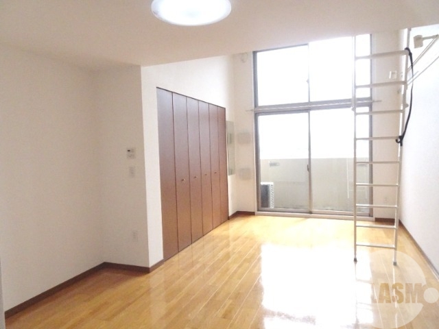 居室・リビング　明るいお部屋です♪