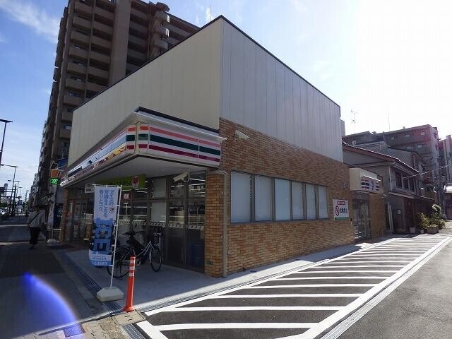コンビニ　セブンイレブン（コンビニ）まで522m