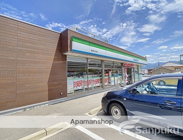 コンビニ　ファミリーマート（コンビニ）まで11m