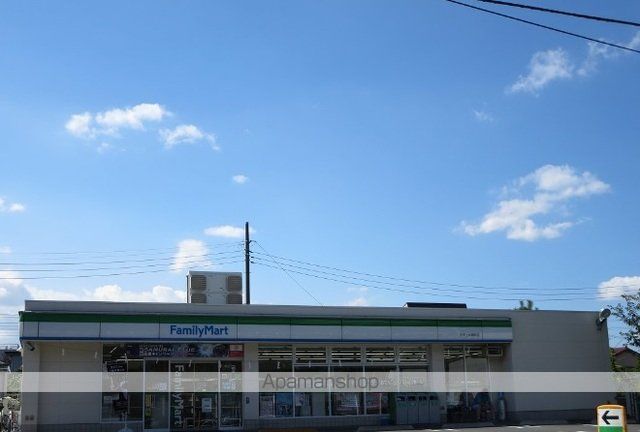 コンビニ　ファミリーマート（コンビニ）まで500m