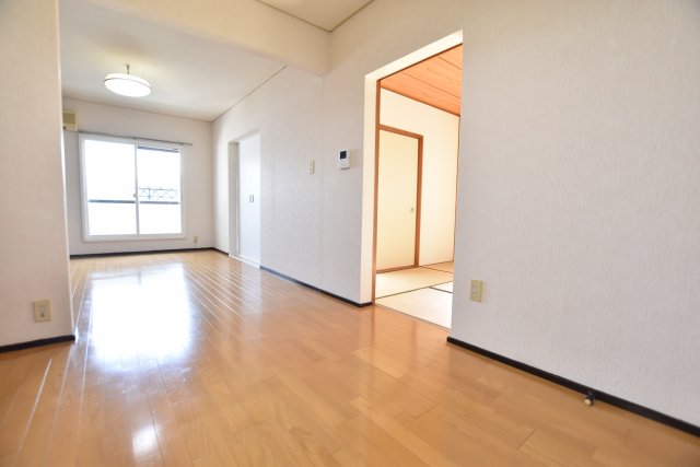 居室・リビング　別号室の写真です。ご参考までに