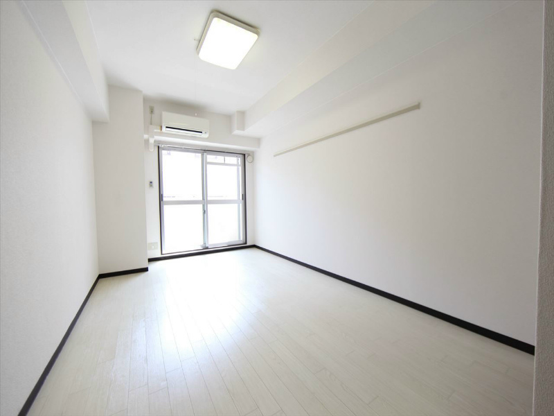 居室・リビング　洋室9.3帖　エアコン完備　南面バルコニー