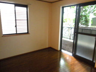 居室・リビング　オールフローリングの清潔感ある居室