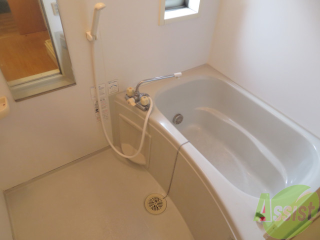 バス・シャワールーム　こちらはお風呂。一日の疲れをここで癒してください。