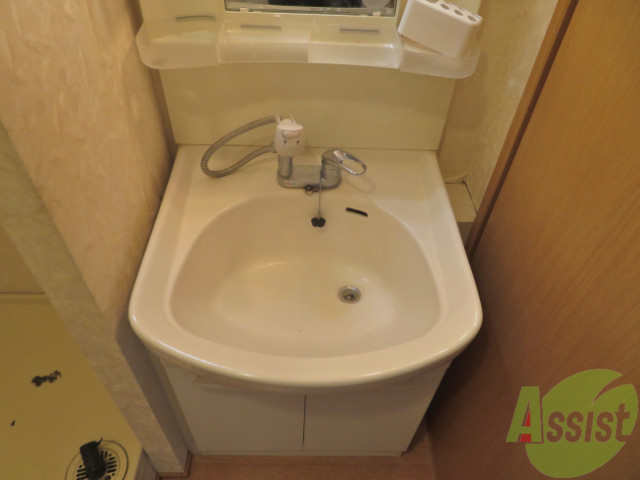 洗面設備　独立洗面台。朝の身支度はここでばっちり決めましょう。