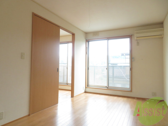 居室・リビング　リビングはこんな感じです。窓が大きくてよく陽が入ってきます。