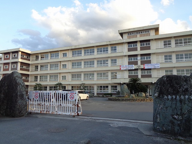 中学校　西条南中学校（中学校）まで334m