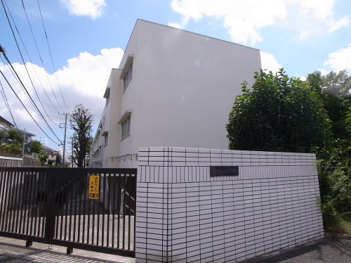 中学校　横浜市立松本中学校（中学校）まで733m