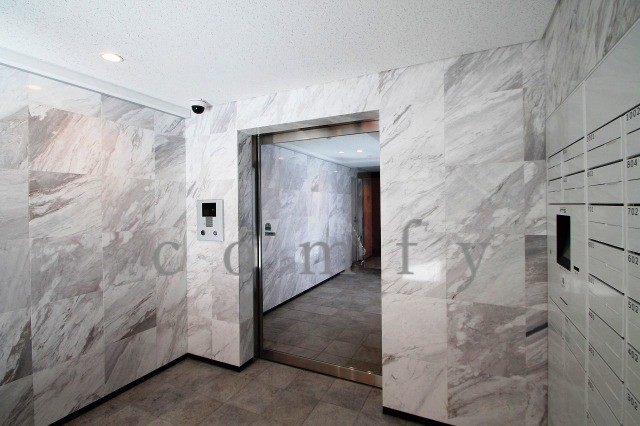 エントランス　オートロック付きエントランス