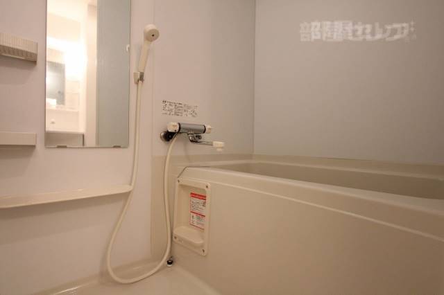バス・シャワールーム　お風呂は清潔感のあふれる白！