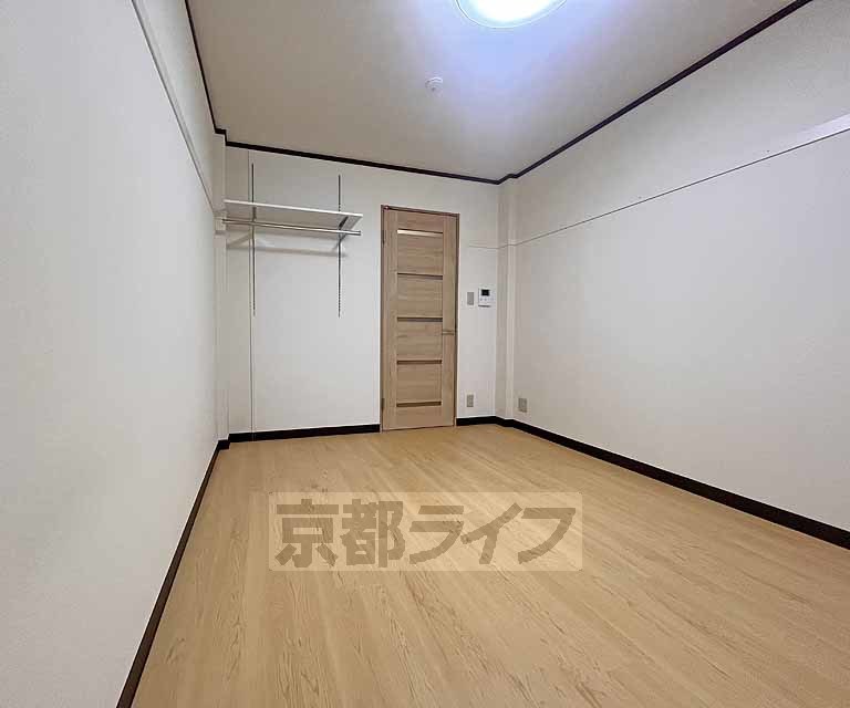 居室・リビング　女子学生さん専用のお部屋です。鍵付きのエントランス門扉...