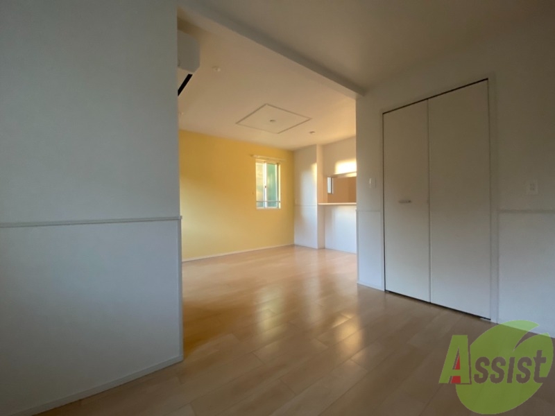 エントランス　リビングを別角度から！大きな窓から心地の良い光が入ってきます