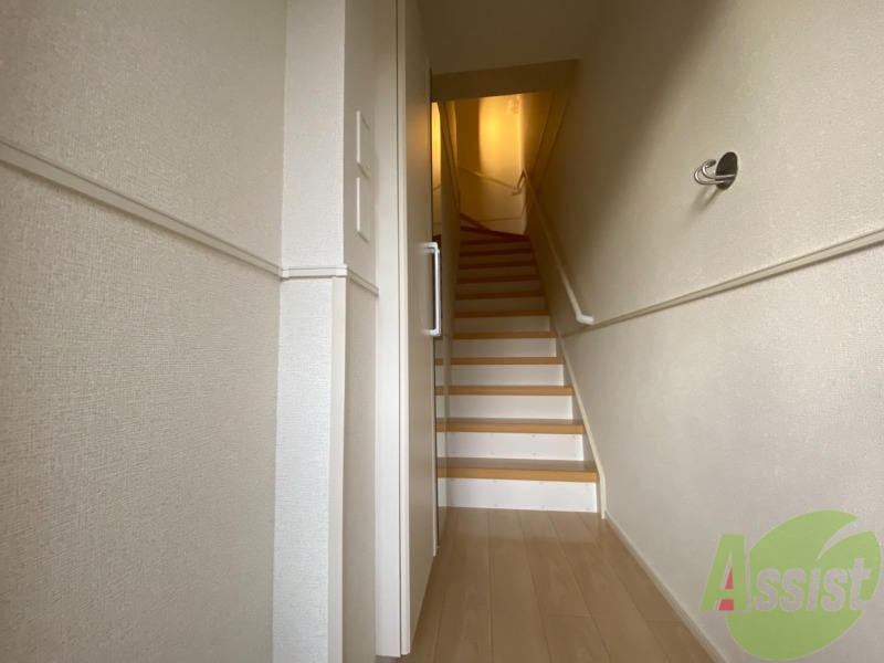 玄関　玄関から撮影しました。敷居が高くなくて安心ですね。