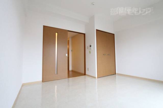 居室・リビング　床の白が印象的なお部屋です