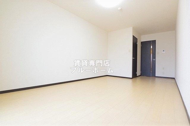 居室・リビング　10.2帖の洋室です！