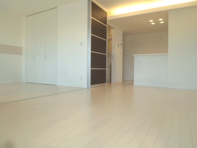 居室・リビング　2階別室の参考写真です。現況を優先します。（201）