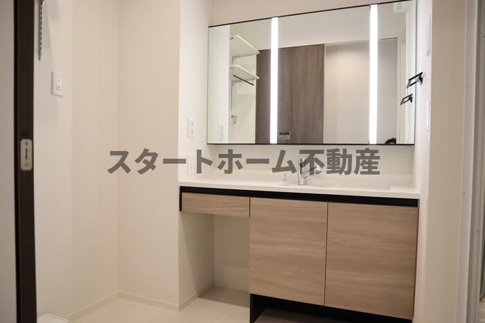 洗面設備　明るい洗面所です