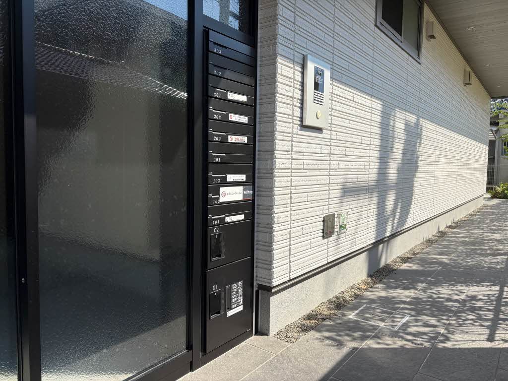 建物外観　不在時にも安心の宅配ボックス付き