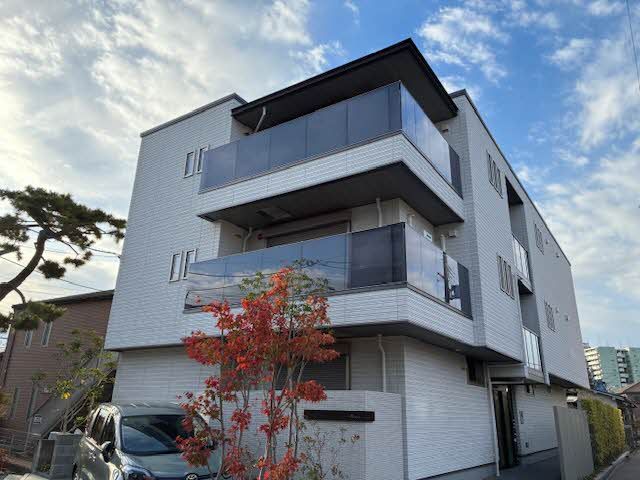 建物外観　秋になるとホワイトの外観にモミジが映えます。