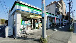 コンビニ　ファミリーマート市谷本村町店（コンビニ）まで167m