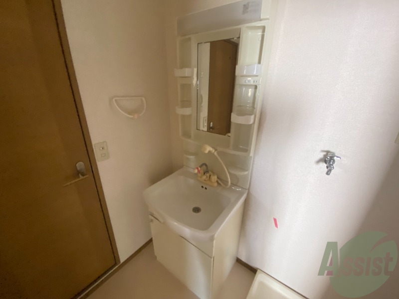 洗面設備　独立洗面化粧台。朝の身支度はこちらでどうぞ。