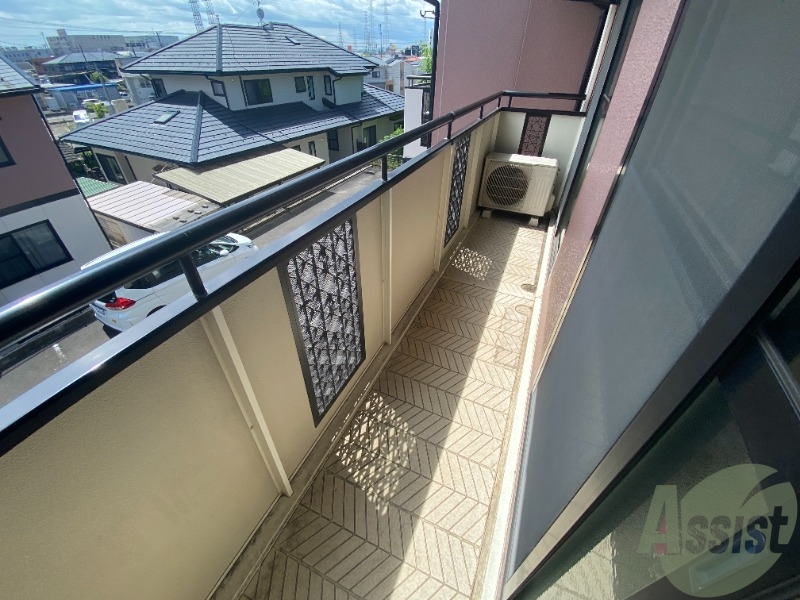 バルコニー　バルコニー付きなので晴れた日は洗濯物が干せそうです。