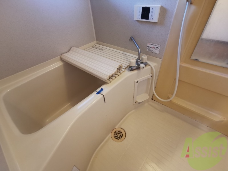 バス・シャワールーム　バスルームです。日々の疲れを癒すのに十分な広さですね。