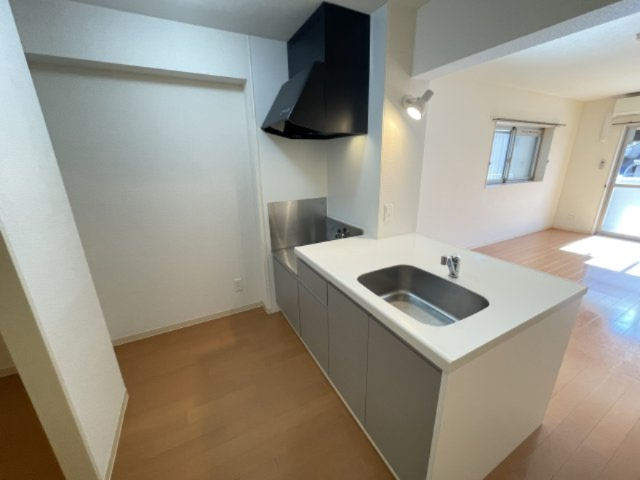 キッチン　別部屋同一間取りのお写真となります。