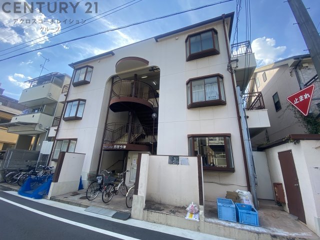 建物外観　敷地内に駐車場があります♪