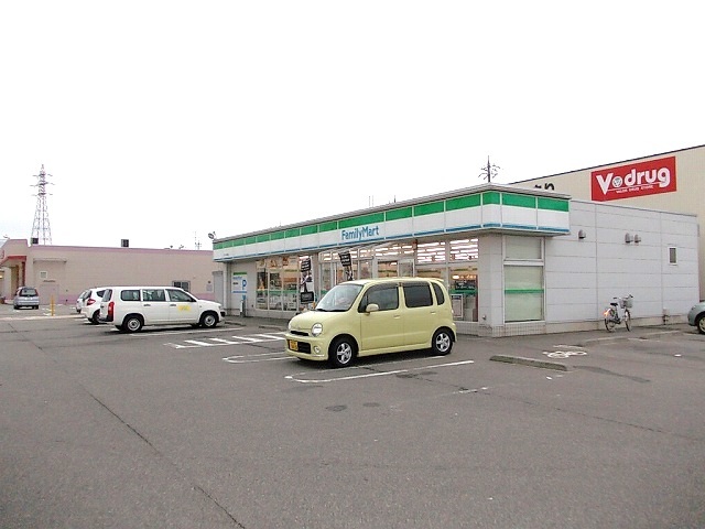 コンビニ　ファミリーマート金沢みなと店（コンビニ）まで1200m