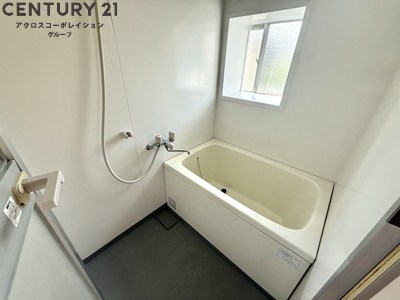 バス・シャワールーム　浴室内に窓があり換気に便利です♪